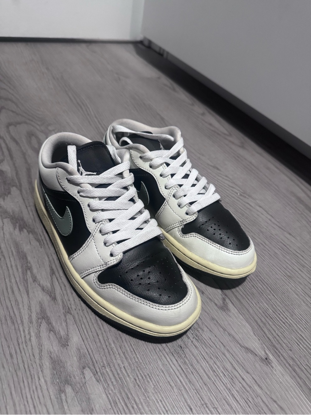 Women’s Size 6.5 Low-Top Jordans Leather Sneakers